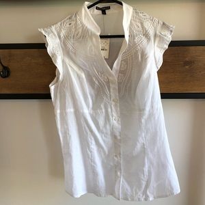 NWT White Flutter Sleeve Embroidered Blouse Size M